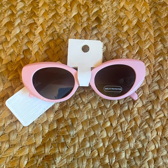Barbie Pink Retro Sunglasses - NWT - Picture 1 of 5